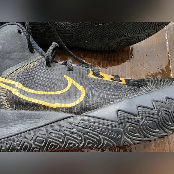 👟 Nike Kyrie Flytrap 4 Black Metallic Gold size 8.5 - Picture 5 of 10